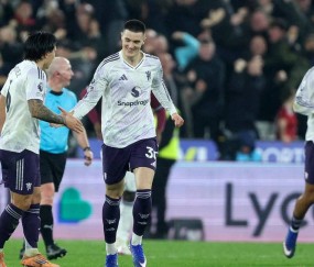 利物浦迎来利好？曼联与切尔西均遭遇保级队顽强抵抗，欧冠争夺形势再起波澜