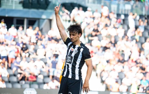 1-0，25岁勒保罗闪击制胜：助10人昂热击败巴黎FC，迎法甲开门红