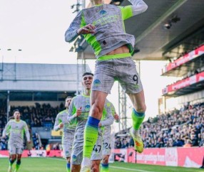 曼城3-0轻取水晶宫！福登回暖谢尔基成“新丁丁”，阿森纳压力大