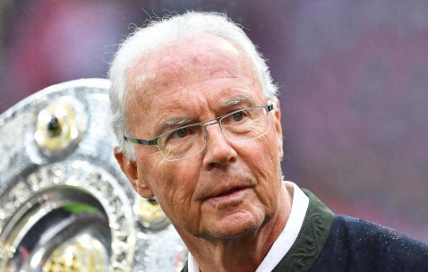 帝国基石：贝肯鲍尔如何以三重王权加冕德甲永恒之神