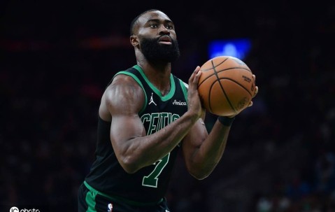 杰伦-布朗接受右膝关节镜手术 季后赛曾带伤出战