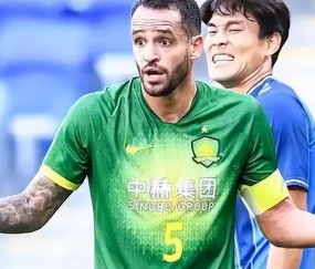 国安刚在足协杯拿到冠军,就提前官宣跟新奥古斯托签订大合同,曾是德甲狼堡队核心+被俱乐部辟谣