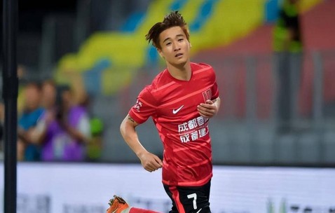 成都蓉城大胜背后暴露防线隐忧，欧冠后卫索罗金表现平平或遭新帅冷落