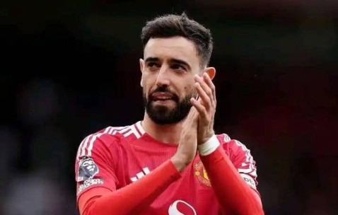 B费正式宣布留队，曼联批准，C罗送上祝福